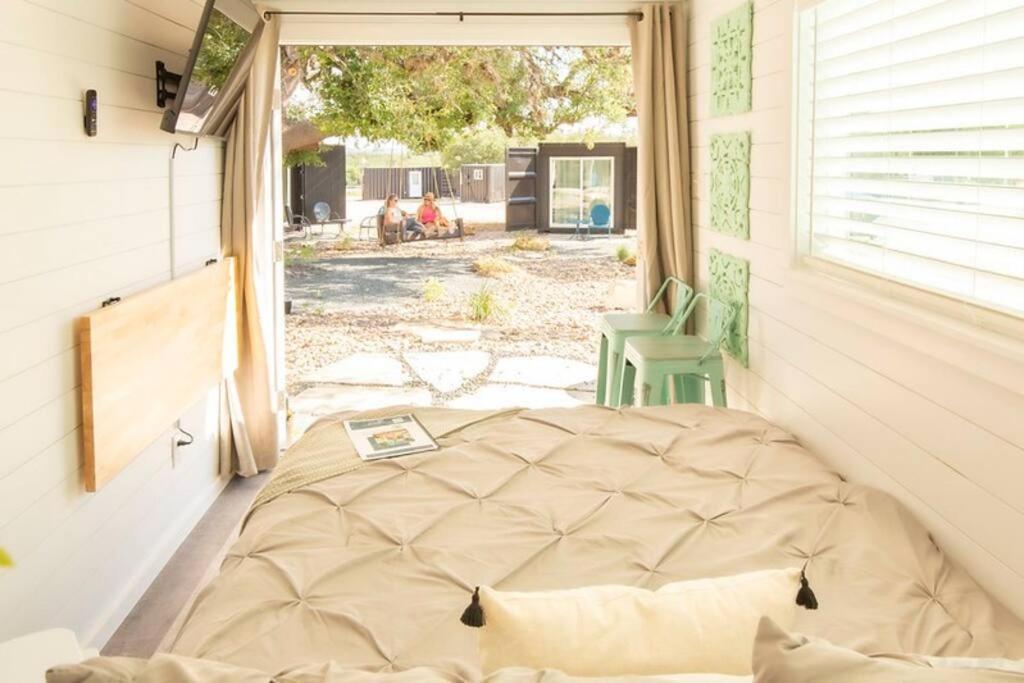 The Container Retreat @ 290 Wine Trail #10 Welcome Friends! Hye Exterior photo